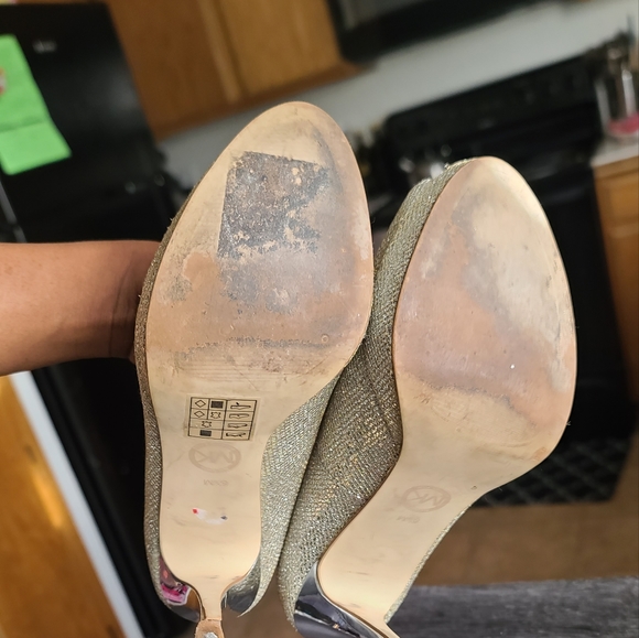 Michael Kors Woman’s Metallic York Glitter Platform peep-toe pump. - Picture 3 of 6